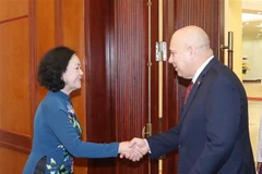 Член Политбюро, постоянный член Секретариата ЦК Коммунистической партии Вьетнама (КПВ) Чыонг Тхи Май (слева) провела переговоры с членом Политбюро, постоянным членом Секретариата ЦК Коммунистической партии Кубы (КПК) Роберто Моралесом Охеда. (Фото: ВИА)
