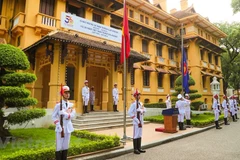 Силы почетного караула проводят церемонию поднятия флага АСЕАН. (Фото: Vietnam+)