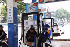 Сотрудники Petrolimex продают бензин покупателям. (Фото: Дык Зюи/Vietnam+)
