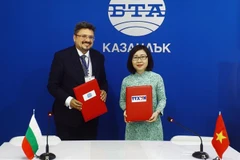 Заместитель генерального директора ВИА Доан Тхи Тует Ньюнг и генеральный директор БТА Кирил Вальчев подписали соглашение о сотрудничестве по профессиональному обмену. (Фото: ВИА)