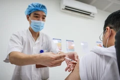 Сделать прививку от Covid-19 для людей. (Источник: Vietnam+)