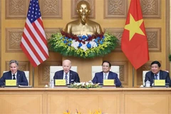 Премьер-министр Фам Минь Тьинь и президент США Джо Байден принимают участие во Вьетнамско-американском саммите по инвестициям и инновациям. (Фото: ВИА)