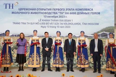 Делегаты перерезают ленточку на открытии первой очереди молочной фермы TH Group на 6000 коров в Московской области, Россия. (Фото: Зюй Чинь/ВИА)