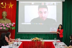 Председатель Общества Красного Креста Вьетнама Буй Тхи Хоа символически передала денежные средства в помощь сирийским народу в преодолении последствий землетрясения. (Фото: Тхань Тунг/ВИА)