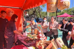 Посетители пробуют вкуснейшие блюда вьетнамской кухни на Международном гастрономическом фестивале в Гонконге (Китай). (Фото: Мак Луен/ВИА)