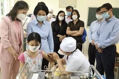 Вакцинация против Covid-19 для учеников в Ханое. (Фото: Kinh tế- Đô thị)