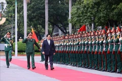 Премьер-министр Фам Тьинь Тьинь посещает Национальную академию обороны. (Фото: ВИA)