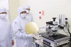 Премьер-министр Фам Минь Тьинь 23 декабря посетил компанию Hana Micron Vina Ltd. - первого производителя полупроводниковых чипов в северном регионе, (Фото: ВИA)