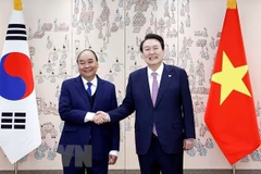Президент Нгуен Суан Фук и президент Юн Сук-Йол. (Фото: ВИА)