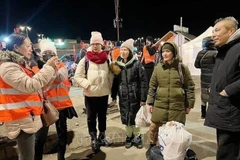 Вьетнамцы в Словакии приветствуют своих соотечественников, эвакуированных из Украины. (Фото: ВИА)