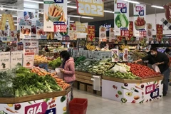 Покупатели делают покупки в супермаркете в Ханое. (Фото: ВИА)