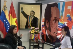 Посол Венесуэлы во Вьетнаме Татьяна Пью Морено (слева) дает интервью Вьетнамскому информационному агентству. (Фото: ВИА)
