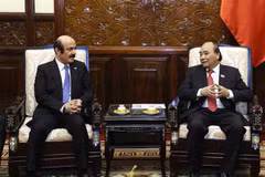 Президент государства Нгуен Суан Фук (справа) и уходящий посол Катара Исмаил Аль-Эмади (Фото: ВИА)