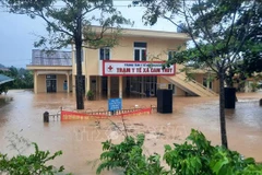 Паводковая вода затопила медицинский пункт общины Камтху, уезд Камло. (Фото: ВИА)