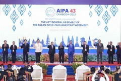 Председатель Национального собрания Выонг Динь Хюэ сфотографировался с главами делегаций и делегатами. (Фото: ВИА)