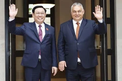 Председатель НС Выонг Динь Хюэ и премьер-министр Венгрии Виктор Орбан на совместном фотографировании. (Фото: ВИА)
