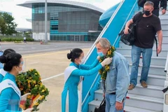 Встречает иностранных туристов в аэропорте Дананг. (Фото: ВИА)