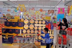 Стенд с кондитерскими изделиями в супермаркете Big C в Ханое (Фото: ВИА) 