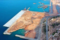 Проект генерального морского порта Кана (район Тхуаннам, южный район провинции Ниньтхуан) строится ускоренными темпами, и будет введен в эксплуатацию в 2022 году. (Фото: ВИА)