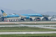 Рейс Vietnam Airlinesс с 287 вьетнамцами, вылетающими из Украины, прибывает в международный аэропорт Ханоя Нойбай в полдень 8 марта. (Фото: ВИА)