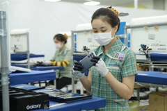 Сборка смартфонов во вьетнамской компании Samsung Electronic Тхайнгуен — промышленный парк Йенбинь, провинция Тхайнгуен. (Фото: ВИА)