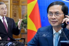 Министр иностранных дел Буй Тхань Шон (справа) ведет телефонные переговоры со своим китайским коллегой Ван И 14 апреля (Фото: ВИА) 