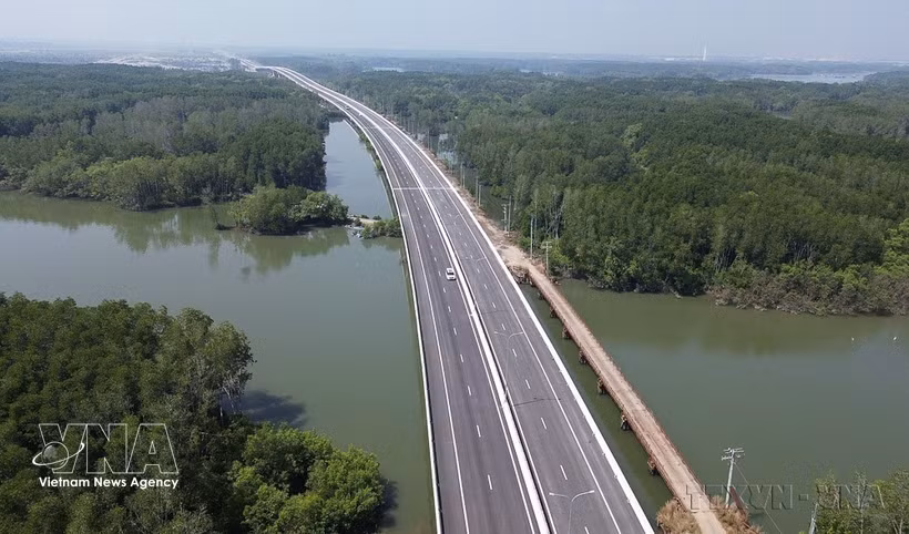 Скоростная автомагистраль Бенлык — Лонгтхань на участке, проходящем через мангровые леса уезда Нёнчать (провинция Донгнай). Фото: ВИА.