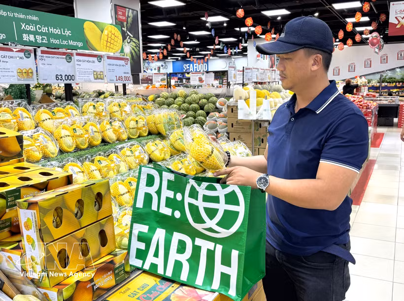 Жители Хошимина используют экологичные многоразовые сумки для продуктов во время покупок в супермаркете Lotte Mart Nam Saigon в Хошимине. Фото: ВИА.