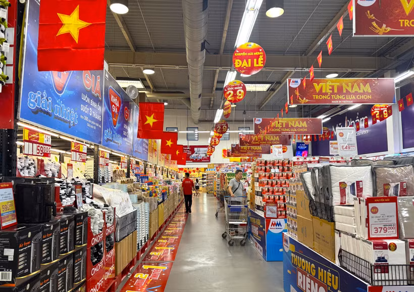 Супермаркет MM Mega Market An Phu в Хошимине ярко украшен по случаю Национального дня. Фото: ВИА.