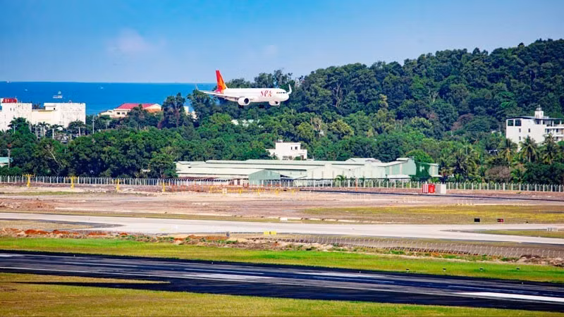 Рейс 9G1955 авиакомпании Sun PhuQuoc Airways из Хошимина приземлился на взлётно-посадочную полосу № 2, став первым коммерческим рейсом, выполненным с её использованием. Фото: nhandan.vn.