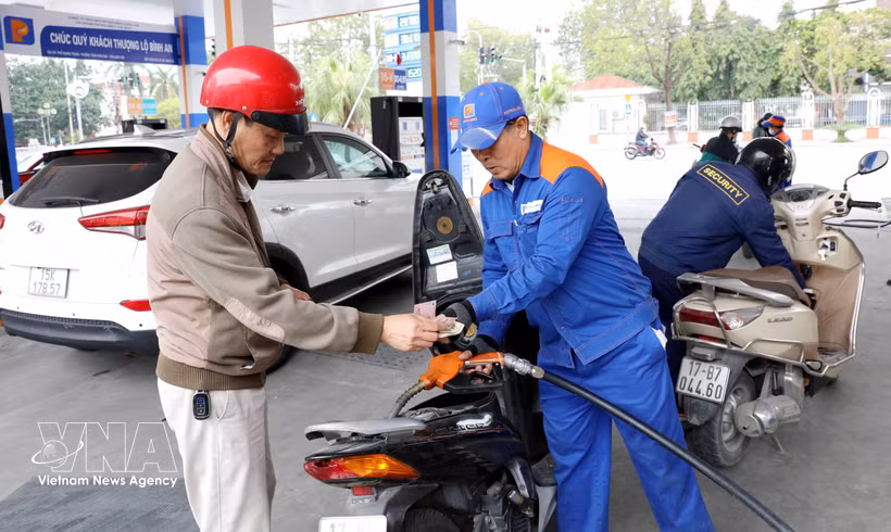 Покупатели заправляются на АЗС № 03 (Petrolimex Хынгйен) на улице Куангчжунг, квартал Чан Хынг Дао, провинция Хынгйен. (Фото: ВИА).