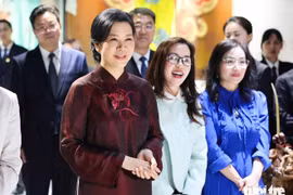 Супруга Нго Фыонг Ли в Музее народной музыки Гуанси, 16 апреля. Фото: tuoitre.vn.