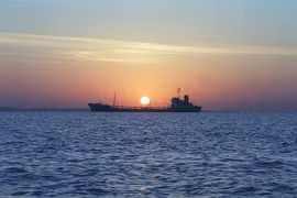 Нефтяной танкер на якоре у побережья острова Кешм в Ормузском проливе. Фото: Middle East Eye/ВИА.