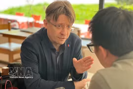Генеральный секретарь Коммунистической партии Швейцарии Массимилиано Ай беседует с корреспондентом ВИА. Фото: ВИА.