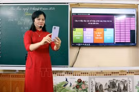 Учитель использует приложение искусственного интеллекта в процессе обучения. Фото: ВИА.