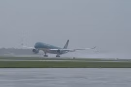 Самолёт Vietnam Airlines совершает посадку в дождливую погоду в одном из аэропортов Вьетнама. (Фото: ВИА)