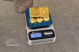 4 пассажира изощрённо скрывали на теле металлические слитки жёлтого цвета, главным образом в нижнем белье, чтобы обойти контроль со стороны компетентных органов. (Фото: Vietnam+)