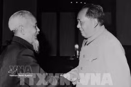Президент Хо Ши Мин встретился и провёл переговоры с Председателем Мао Цзэдуном 2 ноября 1960 года в Пекине в рамках визита в Китай 2–4 ноября 1960 года. Фото: ВИА.