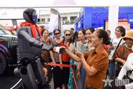 Робот марки «made in Vietnam», представленный на Выставке достижений страны по случаю 80-й годовщины Национального дня в сентябре 2025 года. Фото: qdnd.vn.