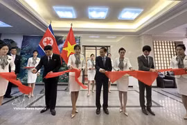 Министр иностранных дел Ле Хоай Чунг (в центре), заместитель министра иностранных дел КНДР Пак Сан Гиль (слева) и Посол Вьетнама в КНДР Ле Ба Винь перерезают ленту на церемонии открытия выставки. Фото: ВИА.