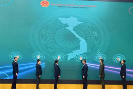 Делегаты нажимают кнопку запуска системы. Фото: kinhtedothi.vn.