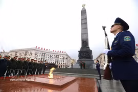 Генерал армии Нгуен Чонг Нгиа возлагает венок к Монументу Победы в столице Беларуси Минске. Фото: ВИА