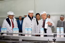 Председатель Совета директоров TH и губернатор Калужской области посетили производственную линию завода. (Фото: Vietnam+)