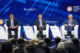 Заместитель премьер-министра Ле Тхань Лонг (в центре) выступает на церемонии открытия 28-го Петербургского международного экономического форума (ПМЭФ) 19 июня 2025 года. (Фото: ВИА)