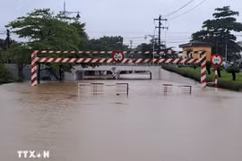 Мост Лон и улица Буй Тхи Суан в квартале Тхуанхоа города Хюэ оказались глубоко затопленными утром 27 октября 2025 года. (Фото: ВИА)