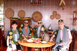 Туристы фотографируются в пространстве «Старая кухня», воссоздающем традиционный быт жителей Южного Вьетнама. Фото: ВИА.