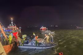 Спасательные силы провинции Куангнинь продолжают активно искать и спасать пострадавших в результате крушения туристического судна в заливе Халонг. Фото: ВИА.