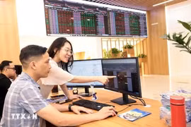 Клиенты совершают сделки в главном офисе компании по ценным бумагам Bao Viet в Ханое. Фото: ВИА.