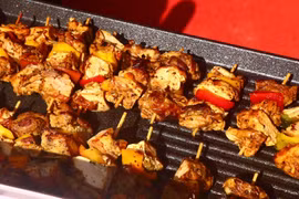 Филиппинский павильон на фестивале еды удивлял гостей мясом на шпажках. Фото: ВИА,