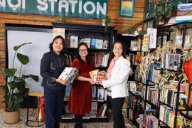 Вьетнамская книжная полка в ресторане Hanoi Station в Брюсселе приняла в дар новые книги. (Фото: ВИА).